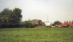 835648 Afbeelding van de sloop van een bunker aan de Veenkade te Maarssen.